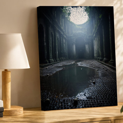 Toile «A Dark Eerie Underland Cavern Illumined By A Shaft of Wall Art» filtrant la lumière à travers un plafond fissuré