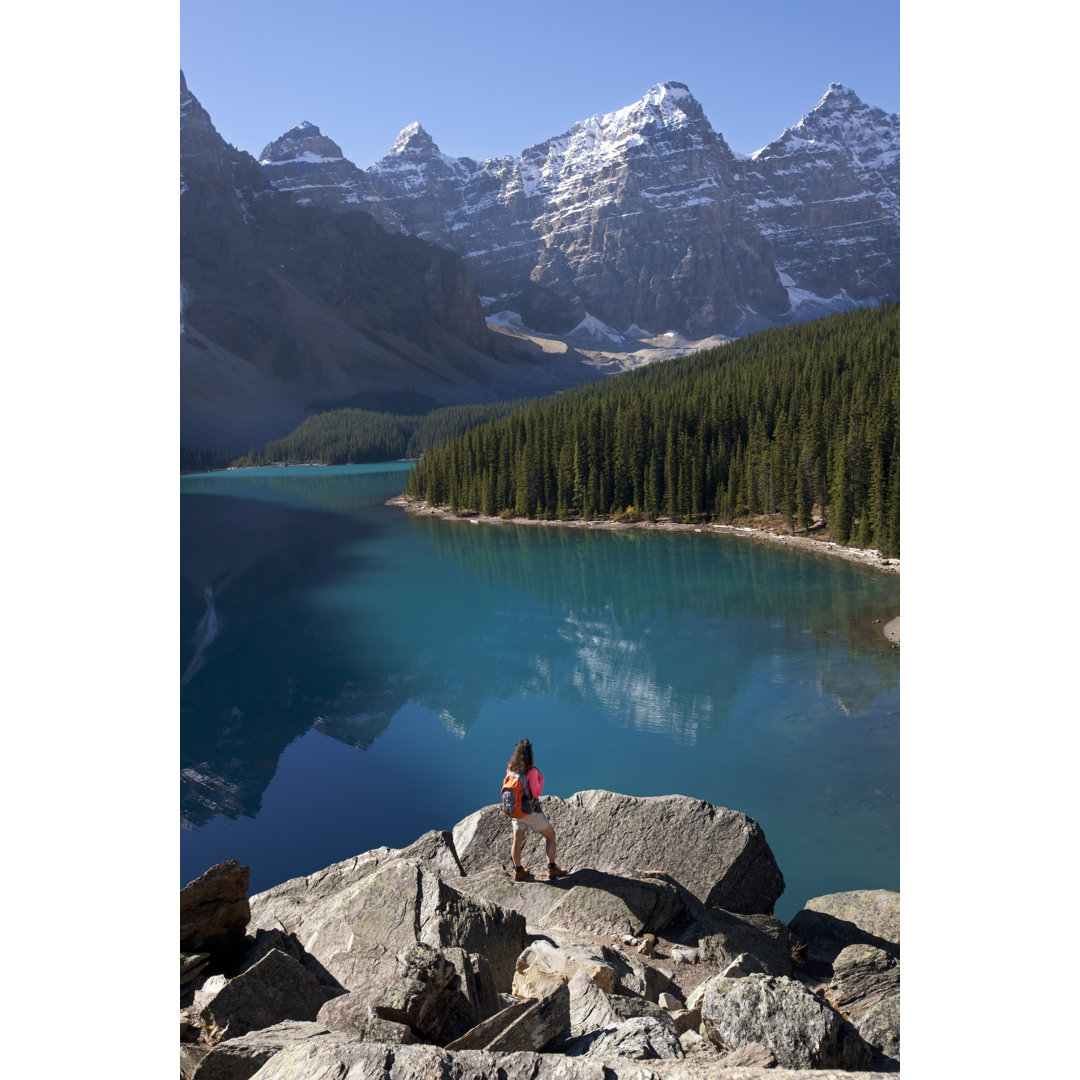 Frau wandert mit Rucksack am Moraine Lake, Alberta, Kanada von Sportstock - Kunstdrucke ohne Rahmen auf Leinwand