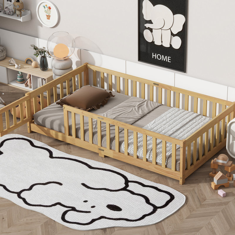 Lit en bois d'hévéa sécuritaire et robuste avec clôture et porte, parfait pour les chambres d'enfants et la tranquillité d'esprit.