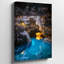 Reproduction d'art sur toile, "Une scène de grotte fascinante" avec une piscine bleue tranquille reflétant la douce lumière diffuse-600013890