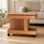 Table d'appoint roulante moderne à finition naturelle avec plateau tournant à 360 degrés et compartiment de rangement intégré avec roulettes verrouillables et faciles à assembler pour le salon, le canapé, la chambre à coucher et le chevet