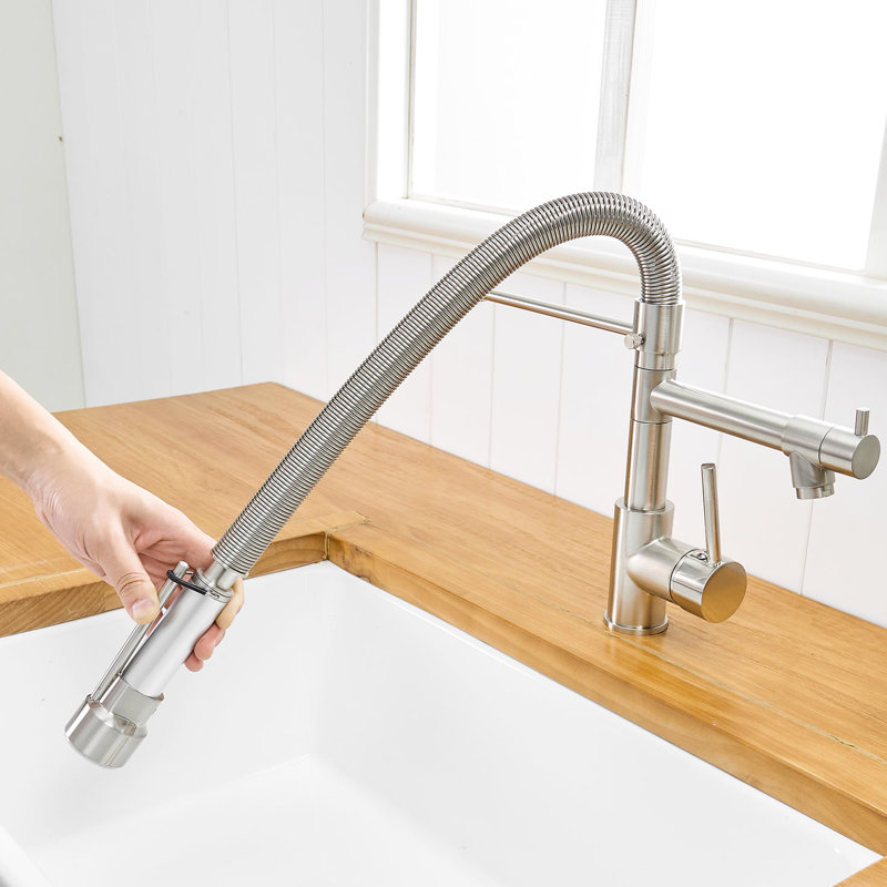 Robinet d'évier de cuisine contemporain avec tirette en nickel brossé - Laiton pour un cachet moderne de style commercial