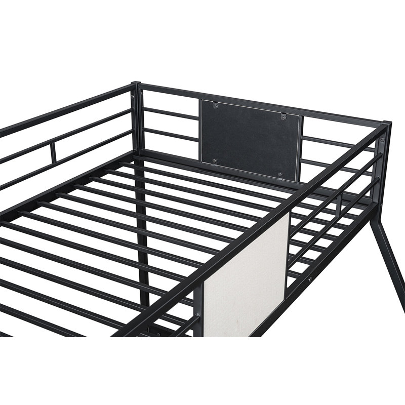 Structure en métal de style contemporain avec lit superposé simple au-dessus d'un lit superposé double