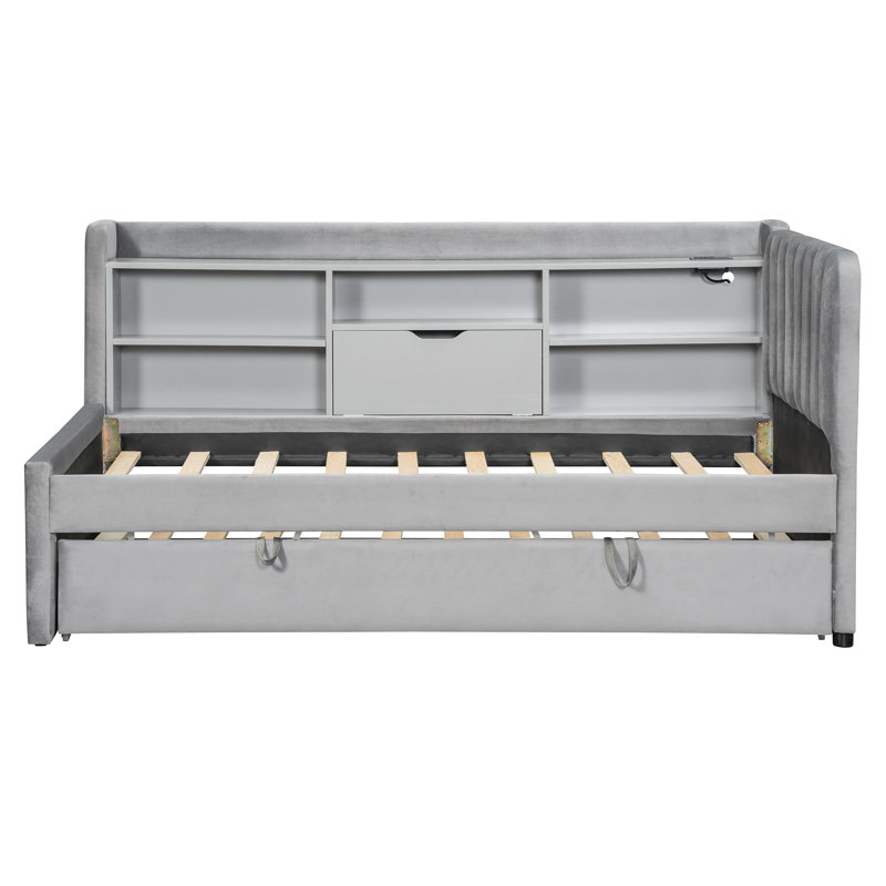 Lit de jour simple en tissu d'ameublement gris avec lit gigogne, rangement rabattable, ports multifonctionnels pour les chambres d'amis, espace peu encombrant avec tablettes ouvertes, station de recharge et décor de rangement