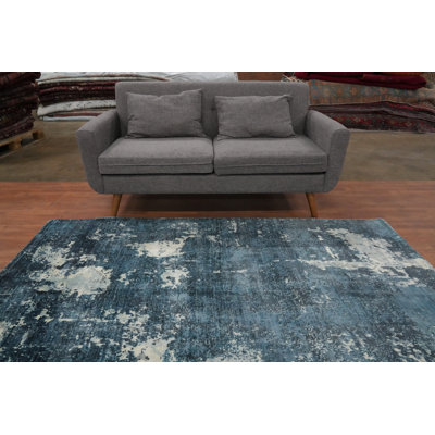 Tapis bleu moderne 5 x 7 avec des accents blancs artistiques pour des intérieurs chics