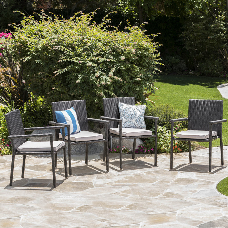 60303,00c (3 pièces) de quatre chaises de salle à manger d'extérieur avec coussins d'eau et cadres en fer, charme moderne, empilable pour les invités, P 25,00 po x l 35,00 po, fabriquée en tissu 100% rembourré, empilable,