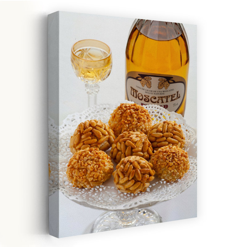 Assiette de panellets avec un muscat, art mural pin traditionnel de Barcelone, Catalogne, Espagne, H 48 po x l 32 po