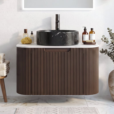 Ensemble de meuble-lavabo mural 24 po avec lavabo, armoire de rangement en contreplaqué rayé noyer rayé avec tiroir, lavabo en céramique rond noir mat et plateau en pierre frittée blanc de Carrare
