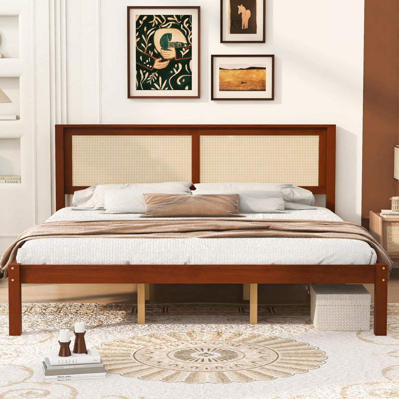 Structure de lit plateforme très grand en bois massif avec tête de lit en rotin, lit à panneaux en canne de style campagnard, espace de rangement sous le lit, aucun sommier requis, pieds de support robustes, finition noyer