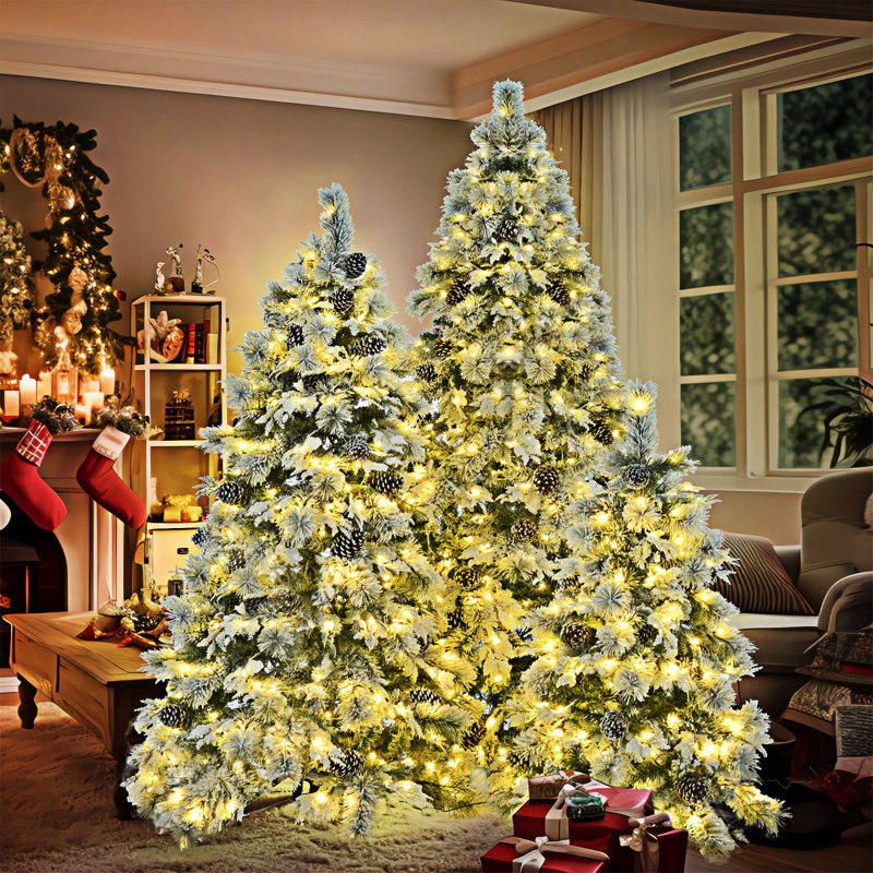Ensemble de sapin de Noël enneigé pré-éclairé avec sapin - 7,5 pi avec pommes de pin