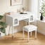 Meuble-lavabo moderne avec fauteuil et prise de courant