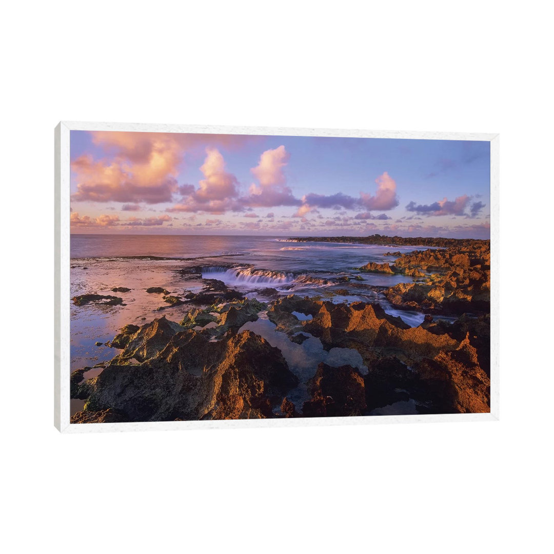 Dusk At Shark's Cove, Oahu, Hawaii von Tim Fitzharris - Galerie-verpackte Leinwand Giclée auf Leinwand