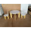 Ensemble de table et de chaises pour enfants avec une conception ergonomique pour tout-petits, des bords arrondis sécuritaires, un panneau de fibres à densité moyenne durable et une fabrication en pin pour une salle de jeux, une chambre à coucher ou une école maternelle.