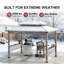 Gazebo de barbecue en bois Sunjoy 2,4 m x 3,7 m avec panneau solaire et supports suspendus. Gazebo de barbecue extérieur de 2,9 m de haut avec toit rigide double en acier et 2 tablettes latérales. Parfait pour une terrasse, une pelouse ou un jardin. Couleur : marron.-91021903