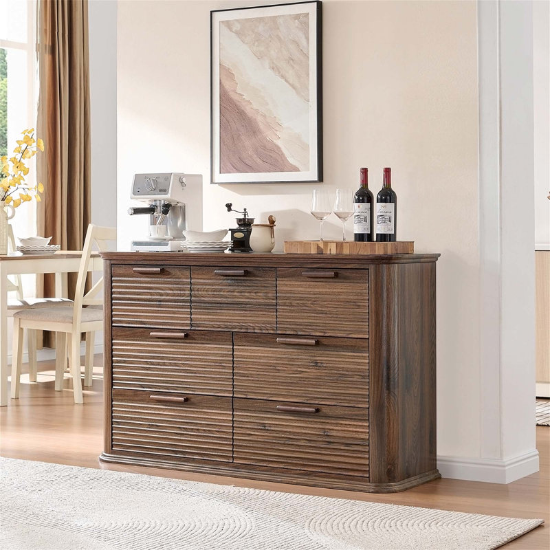 Commode 7 tiroirs en bois moderne avec panneaux en forme d'ondes uniques, parfaits pour un rangement élégant et efficace dans la chambre à coucher