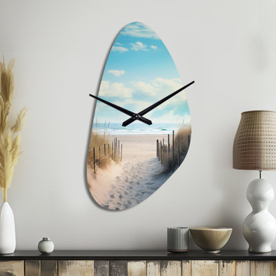 Chemin vers la plage III - horloge murale asymétrique en métal sable de plage, impression d'horloge murale de forme unique beige