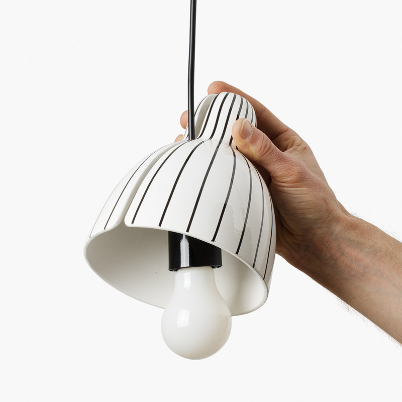 Luminaire suspendu 200 rayures Venice, H 7,75 po x l 76,3 po x P 6,3 po, Blanc / noir brillant