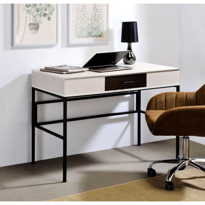 Bureau avec prises intégrées