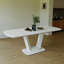 Table de salle à manger extensible blanche avec pieds élégants en forme de U pour une maison moderne