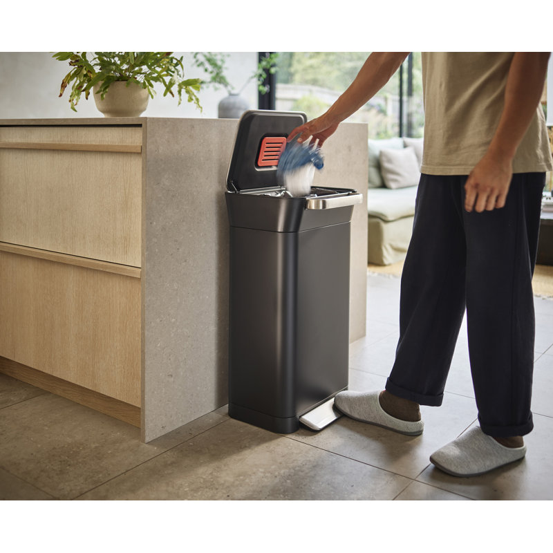 Joseph Joseph Titan Trash Compactor with Integrated Odour Control, Black, 23 Gallon