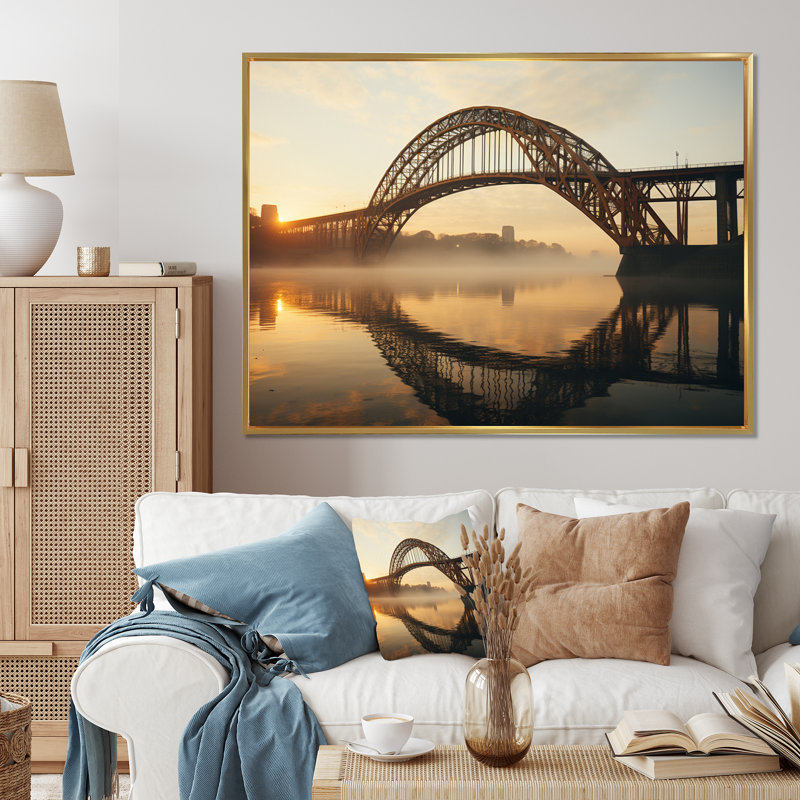 Pont jaune à l'aube I - Reproductions d'art sur toile, H 12 po x l 20 po x P 1 po, Cadre flottant doré