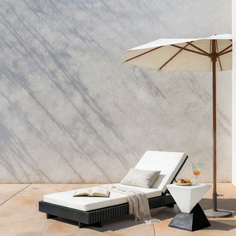 Chaise longue de patio moderne en bois gris foncé avec coussins réglables pour le jardin
