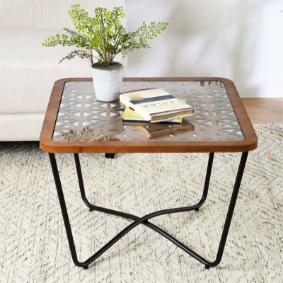 Table basse industrielle avec cadre découpé géométrique en verre et en métal résistant à la rouille pour un design unique et de qualité durable, cadre en fer, plateau en bois chaleureux et espaces confortables