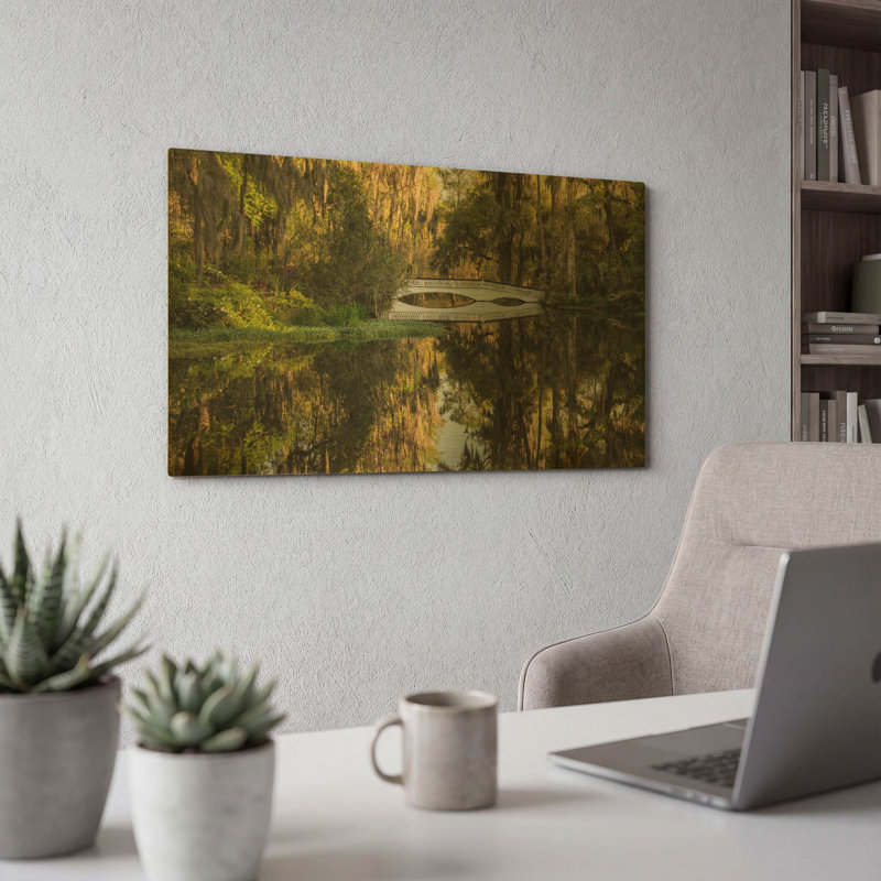«Long White Bridge» par Daniel Burt, art mural en métal doré, 24 po x 12 po, 24 po x 12 po