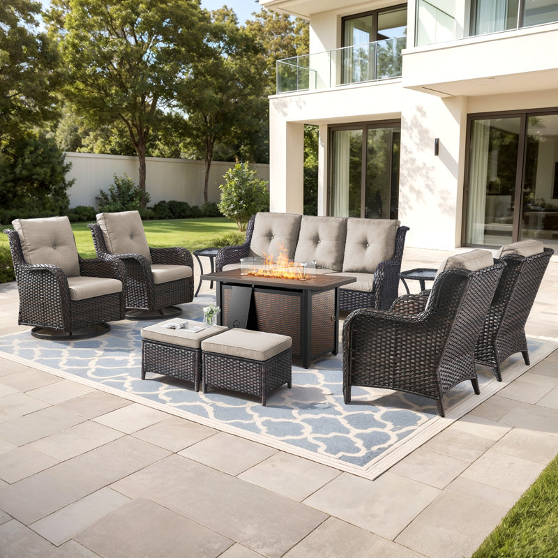 Ensemble de patio d'extérieur en osier 10 pièces avec chaises pivotantes et table de foyer d'extérieur 55 000 BTU Wendye
