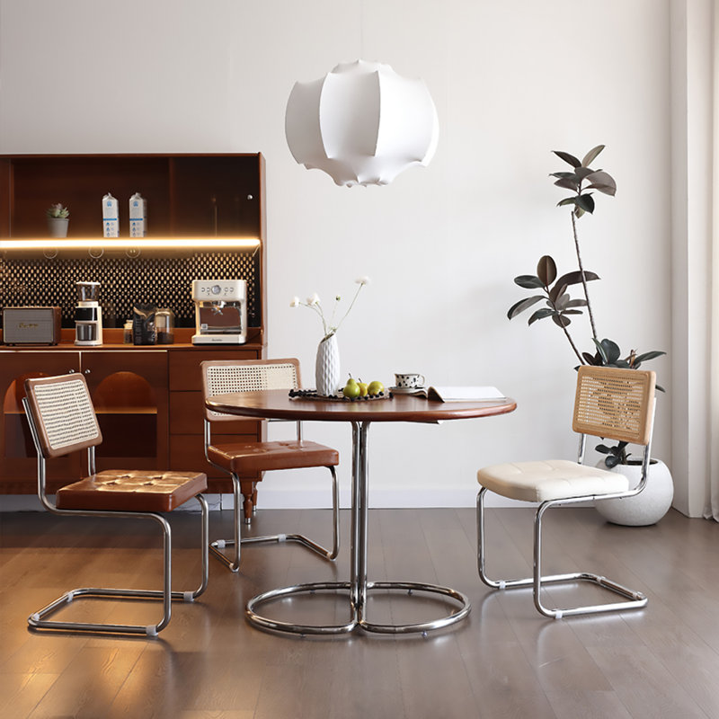 43,31 po Une petite table de conférence ronde peut accueillir cinq personnes., 29.53" H x43.31" W x 43.31" D