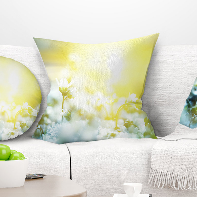 Belles fleurs blanches au lever du soleil - coussin à imprimé floral, 16 po x 1 po, Coussin décoratif