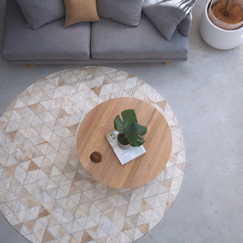 Tapis rond crème / beige en peau de vache géométrique Trilogia, Rond 4 pi 11 po