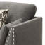 Chaise avec accoudoirs évasés gris clair et coussins décoratifs
