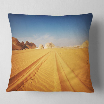 Route dans le désert blanc, Égypte - coussin à imprimé paysage