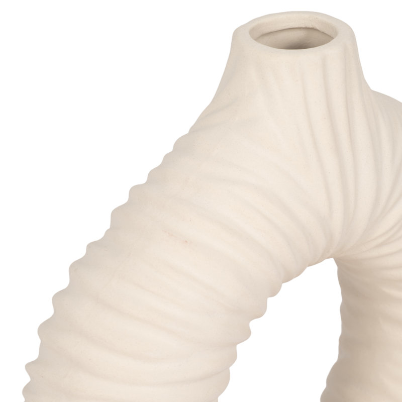 Vase moderne en grès sculpté avec texture nervurée et forme circulaire en forme de beignet, H 9 po x l 9 po x P 3 po, Ivoire