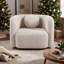 Fauteuil d'appoint carré, en bois massif, monobloc, beige, avec revêtement en tissu bouclé doux et assise basse Cloud.