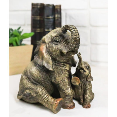 Figurine d'éléphant dans la jungle