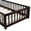 Lit plateforme au sol avec garde-corps et porte-823098075-835468838