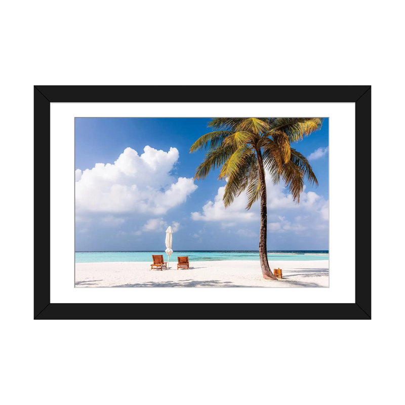 «Sunchairs on a Beach», H 24 po x l 32 po x P 1 po, Papier avec cadre noir
