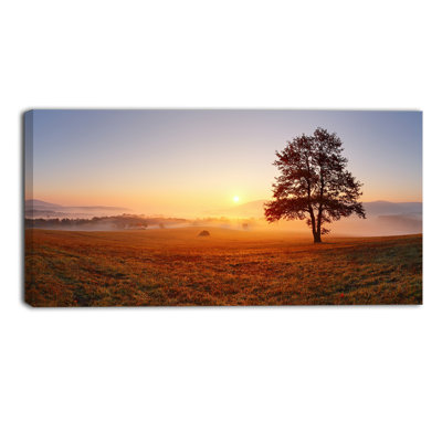 «Lonely Tree at Sunset Landscape», reproduction de photo sur toile tendue