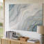 Toile d'une composition abstraite sereine avec de douces vagues fluides d'art mural translucide blanc et gris pâle entrecoupées d'art mural sur toile-389537172