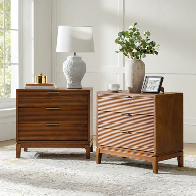 Table de bout à 3 tiroirs avec station de charge Woolsey Mid-Century