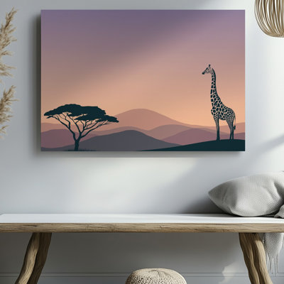 Toile dans un paysage de savane tranquille baigné dans une orange chaleureuse et art mural aux teintes jaunes, une grande girafe gracieuse avec art mural