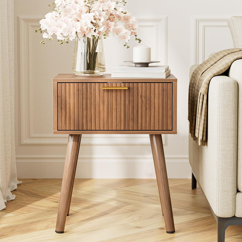 Ensemble de 2 tables de chevet modernes avec portes cannelées, tables d'appoint en noyer, tables de chevet élégantes pour chambre à coucher