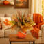 Arrangement de feuilles Astilbe and Harvest Leaf dans un pot en verre de citrouille