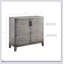 Commode d'appoint Ridge avec beaucoup de rangement et poignées de tiroir coulées à la main, parfaites pour organiser et rehausser votre décor.