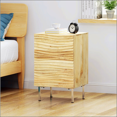 Charmante table de chevet en bois de manguier avec une porte d'armoire unique et beaucoup de rangement, parfaite pour les intérieurs modernes et créatifs.