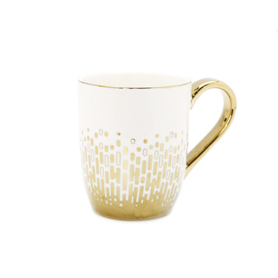 Tasse blanche et dorée avec poignée dorée et couvercle blanc