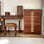 Armoire à bijoux vintage en noyer, 67 cm (26,38 po), grande capacité, 14 niveaux, poignées en laiton et roulettes – Coffret de rangement à plusieurs tiroirs avec couvercle rabattable pour colliers et boucles d'oreilles.