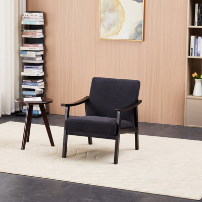 Fauteuil moderne avec dossier haut et influence médiévale en noir antique, rembourré, pieds en bois massif pour le confort du salon